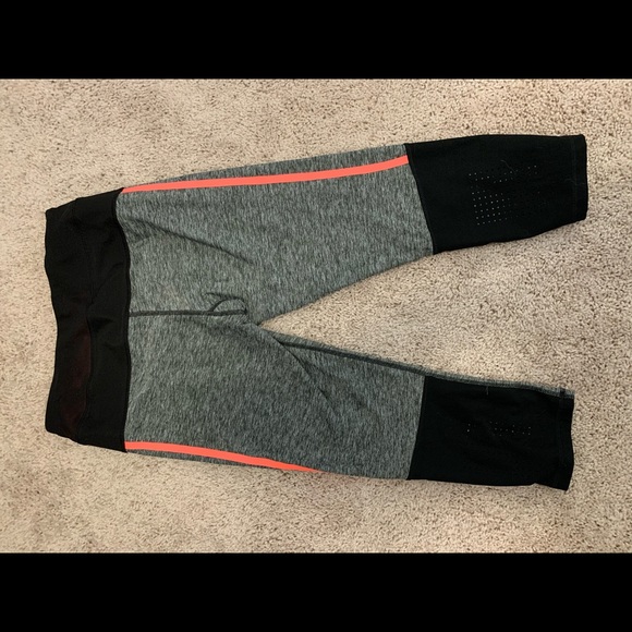 Cropped athletic legging - Picture 3 of 3